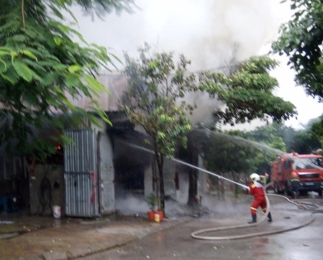 Hà Nội: Cháy lớn tại gara ô tô  - Ảnh 1.