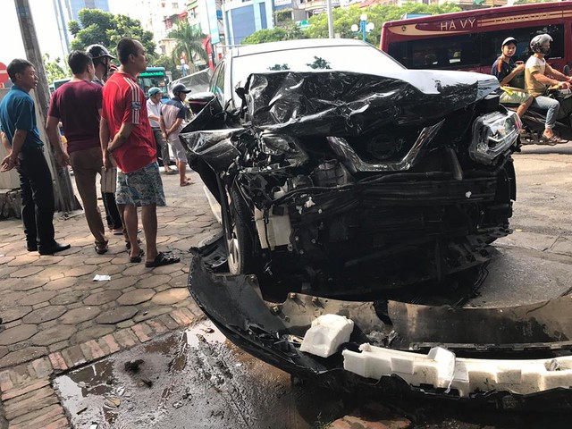 Hà Nội: Va chạm với Nissan X-Trail, xe tải bị lệch thùng hàng, phụ lái văng ra ngoài - Ảnh 2. Hà Nội: Va chạm với Nissan X-Trail, xe tải bị lệch thùng hàng, phụ lái văng ra ngoài - Ảnh 2.