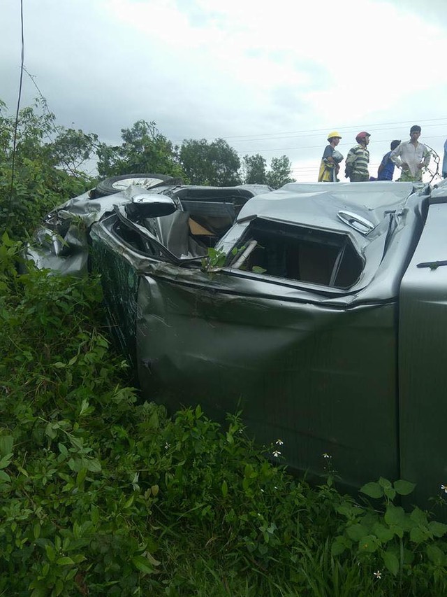 Hà Tĩnh: Toyota Hilux bị tàu hỏa đâm trúng và hất văng xuống vực - Ảnh 2.