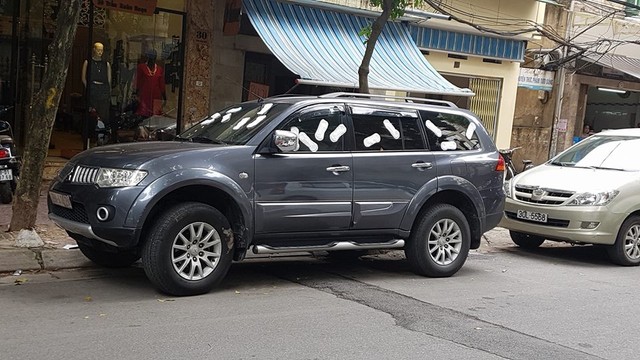 Hà Nội: Mitsubishi Pajero Sport đỗ bên lề đường bị dán đầy băng vệ sinh lên kính - Ảnh 1.
