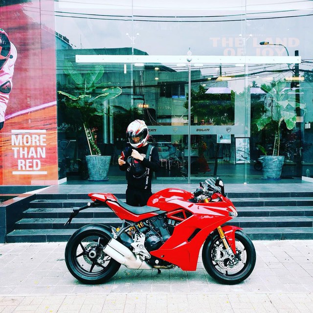 Mô tô đẹp nhất thế giới Ducati Panigale V4 lộ giá và chủ nhân 18 tuổi tại Việt Nam - Ảnh 2.