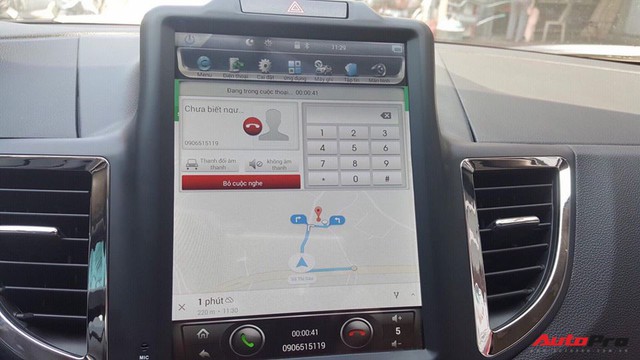 Honda CR-V cũ được tân trang với màn hình Tesla - Ảnh 1. Honda CR-V cũ được tân trang với màn hình Tesla - Ảnh 1.