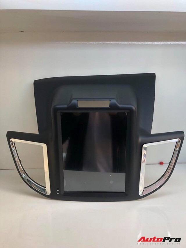 Honda CR-V cũ được tân trang với màn hình Tesla - Ảnh 4. Honda CR-V cũ được tân trang với màn hình Tesla - Ảnh 4.