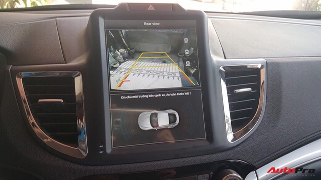 Honda CR-V cũ được tân trang với màn hình Tesla - Ảnh 2. Honda CR-V cũ được tân trang với màn hình Tesla - Ảnh 2.