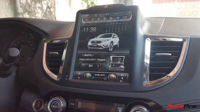 Honda CR-V cũ được tân trang với màn hình Tesla - Ảnh 7. Honda CR-V cũ được tân trang với màn hình Tesla - Ảnh 7.