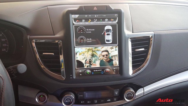 Honda CR-V cũ được tân trang với màn hình Tesla - Ảnh 3. Honda CR-V cũ được tân trang với màn hình Tesla - Ảnh 3.