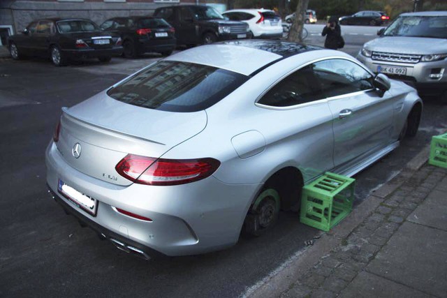 Mercedes-AMG C63S Coupe bị trộm cả 4 bánh xe khi đỗ trên phố - Ảnh 5.