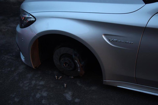 Mercedes-AMG C63S Coupe bị trộm cả 4 bánh xe khi đỗ trên phố - Ảnh 2.