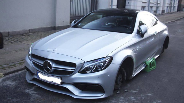 Mercedes-AMG C63S Coupe bị trộm cả 4 bánh xe khi đỗ trên phố