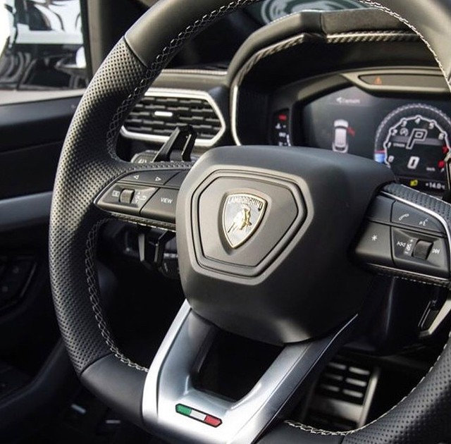 Siêu SUV Lamborghini Urus lần đầu lộ ảnh nội thất - Ảnh 2.