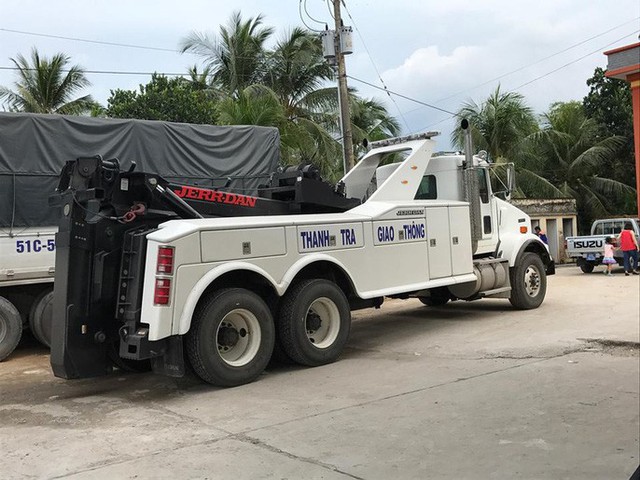 Cận cảnh xe khủng có thể kéo được 20 chiếc Toyota Vios vừa xuất hiện tại BOT Cai Lậy - Ảnh 3. Cận cảnh xe khủng có thể kéo được 20 chiếc Toyota Vios vừa xuất hiện tại BOT Cai Lậy - Ảnh 3.