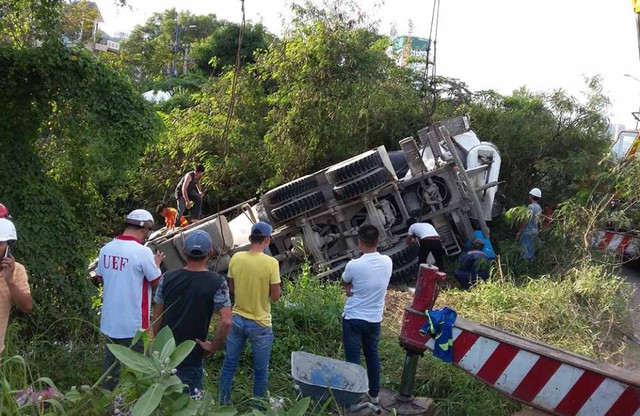 Sài Gòn: Phóng nhanh, xe tải suýt đè bẹp Toyota Innova - Ảnh 4.