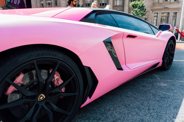 Siêu xe Lamborghini Aventador tại Canada trở nên nữ tính hơn với bộ áo màu hồng - Ảnh 3.