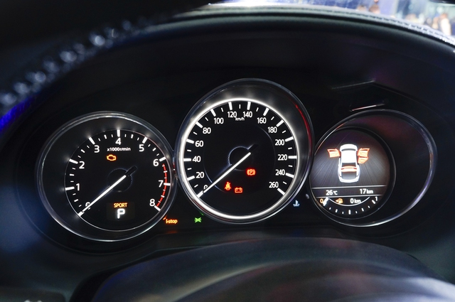 Thách thức Toyota Camry, Mazda6 mới ra mắt với giá 975 triệu Đồng - Ảnh 5.
