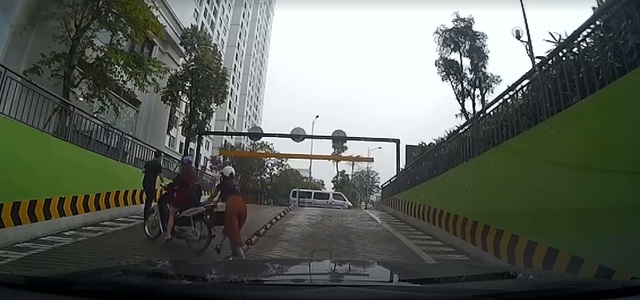 Video cô gái đang lái xe máy leo dốc bỗng tạt đầu ô tô khiến cư dân mạng tranh cãi - Ảnh 4.
