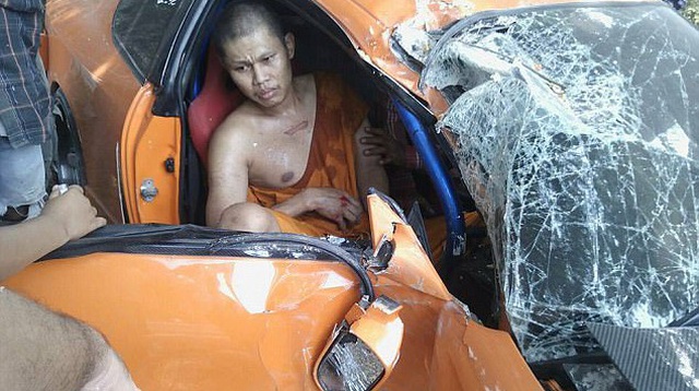 Sư thầy Thái Lan "phá nát" chiếc xe thể thao mượn của bạn