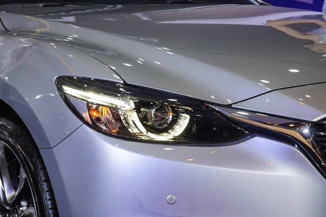 Thách thức Toyota Camry, Mazda6 mới ra mắt với giá 975 triệu Đồng - Ảnh 1.