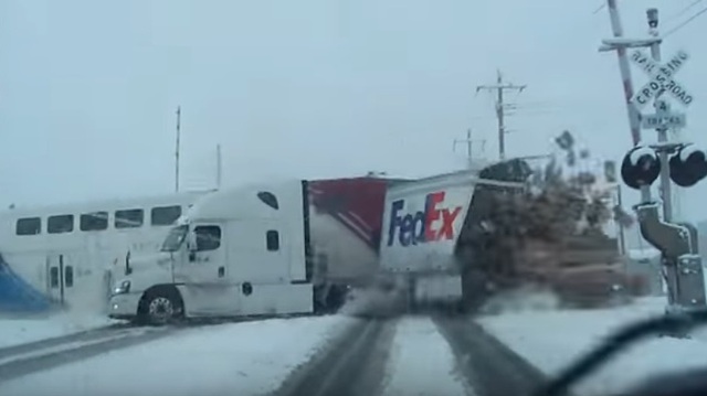 Bị tàu hỏa đâm trúng, xe container tách ra làm đôi