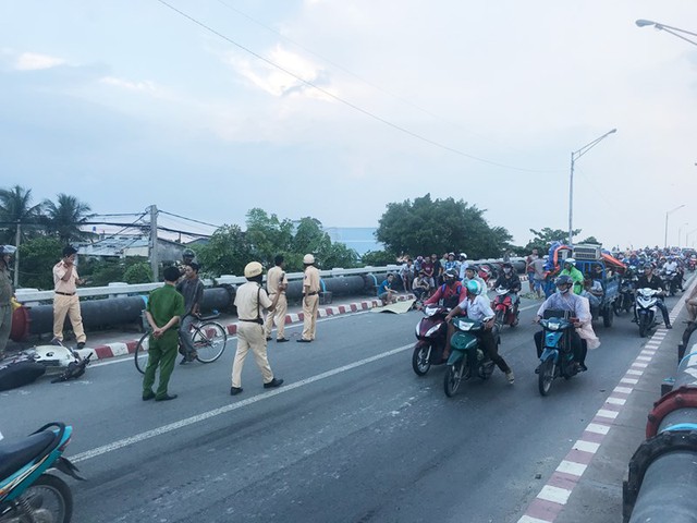 Tai nạn liên tiếp ở cầu Bình Phước, 3 người thương vong - Ảnh 1.