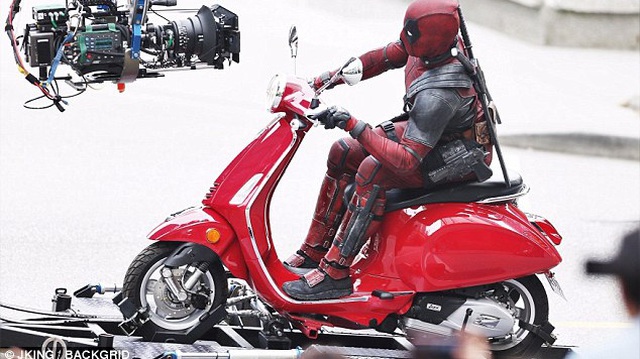 Nam tài tử Ryan Reynolds giả vờ điều khiển Vespa Primavera như thật trên phim trường "Deadpool 2"