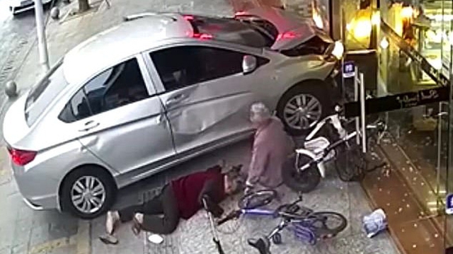 Thấy chiếc ô tô mất lái lao lên vỉa hè, cụ bà nhanh tay đẩy bạn sang một bên để tránh tai nạn