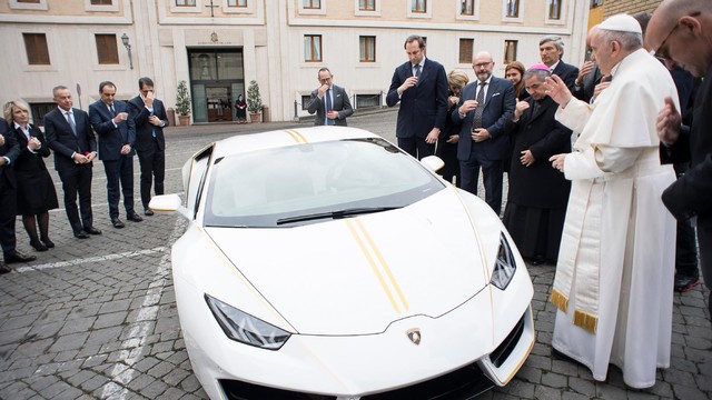 Siêu xe Lamborghini Huracan độc nhất của Giáo hoàng Vatican - Ảnh 1.