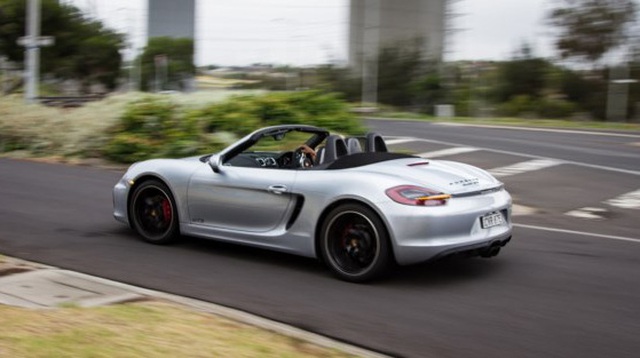 Mất ngủ, cụ bà 79 tuổi mang Porsche Boxster GTS ra cao tốc và chạy đến 238 km/h