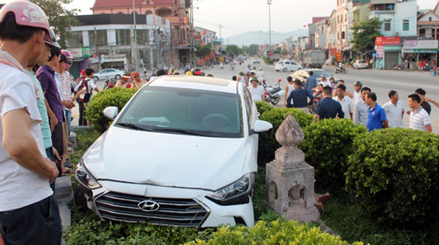 Hà Tĩnh: Hyundai Elantra đâm xe máy, lao lên bồn cây cảnh