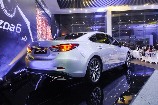 Thách thức Toyota Camry, Mazda6 mới ra mắt với giá 975 triệu Đồng - Ảnh 2.