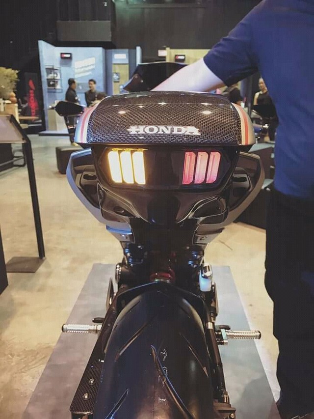 Cận cảnh phiên bản độ chính hãng của naked bike Honda CB150R ExMotion - Ảnh 8.