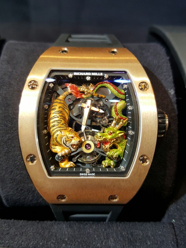 Khám phá chiếc đồng hồ 18 tỉ của đại gia Minh Nhựa - Ảnh 2.