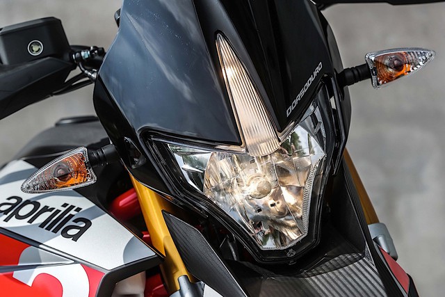 Chi tiết Aprilia Dorsoduro 900 2018 - Đối thủ của Ducati Hypermotard 939 - Ảnh 10.