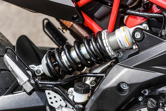 Chi tiết Aprilia Dorsoduro 900 2018 - Đối thủ của Ducati Hypermotard 939 - Ảnh 6. Chi tiết Aprilia Dorsoduro 900 2018 - Đối thủ của Ducati Hypermotard 939 - Ảnh 6.