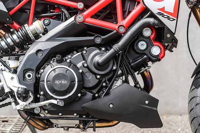 Chi tiết Aprilia Dorsoduro 900 2018 - Đối thủ của Ducati Hypermotard 939 - Ảnh 4.