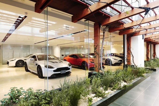 Khám phá đại lý Aston Martin lớn nhất thế giới - Ảnh 1.