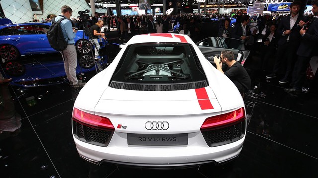 Audi giới thiệu siêu xe R8 V10 phiên bản dẫn động cầu sau, giá từ 3,8 tỷ Đồng - Ảnh 4.