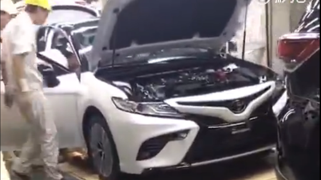 Sedan cỡ trung Toyota Camry 2018 lộ diện trong nhà máy ở châu Á
