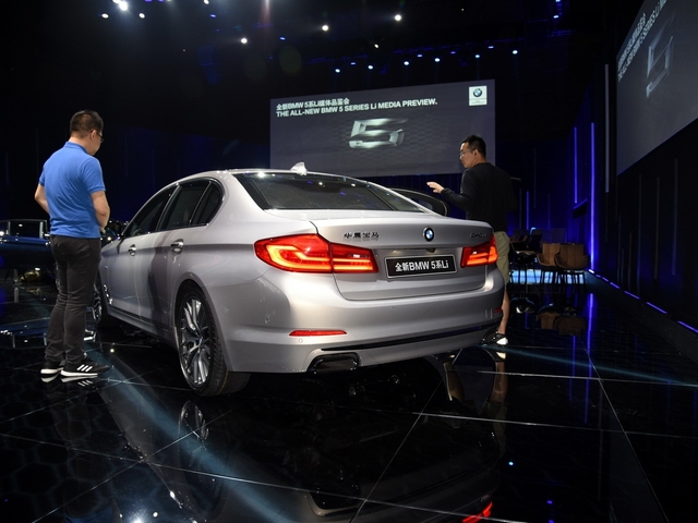 Chi tiết xe sang khiến nhiều người phát thèm BMW 5-Series Li 2017 - Ảnh 8.