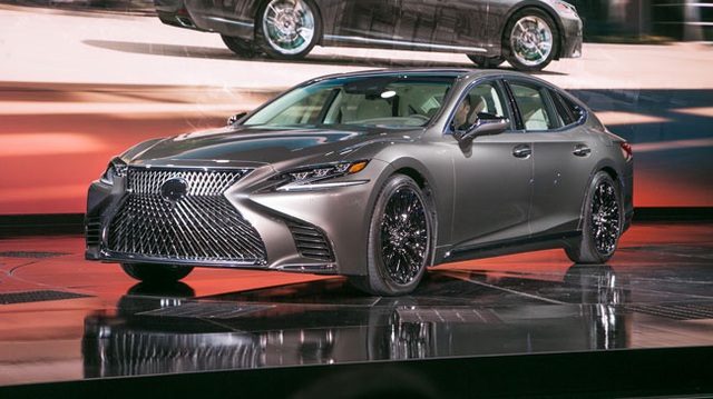 Cận cảnh vẻ đẹp xuất sắc của Lexus LS 2018 ngoài đời thực
