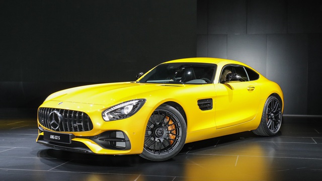 Porsche 911 GTS gọi, Mercedes-AMG GT 2018 trả lời