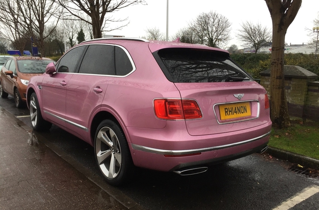 SUV siêu sang Bentley Bentayga bị bắt gặp trong bộ cánh hồng nữ tính - Ảnh 3.