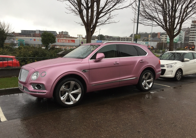 SUV siêu sang Bentley Bentayga bị bắt gặp trong bộ cánh hồng nữ tính - Ảnh 2.
