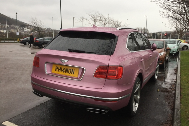 SUV siêu sang Bentley Bentayga bị bắt gặp trong bộ cánh hồng nữ tính - Ảnh 4.