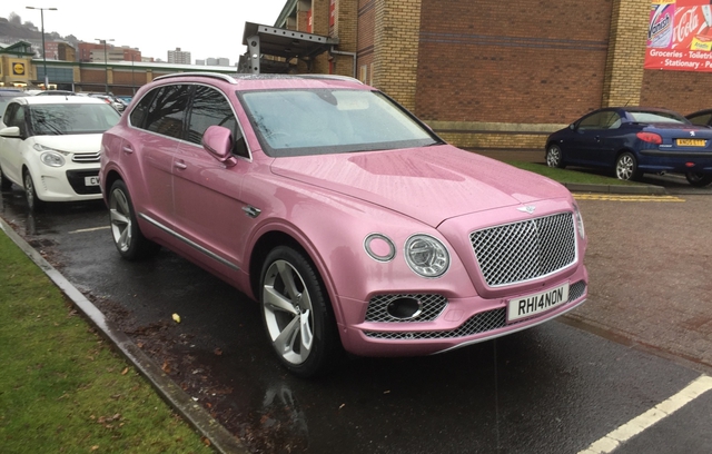 SUV siêu sang Bentley Bentayga bị bắt gặp trong bộ cánh hồng nữ tính - Ảnh 5.
