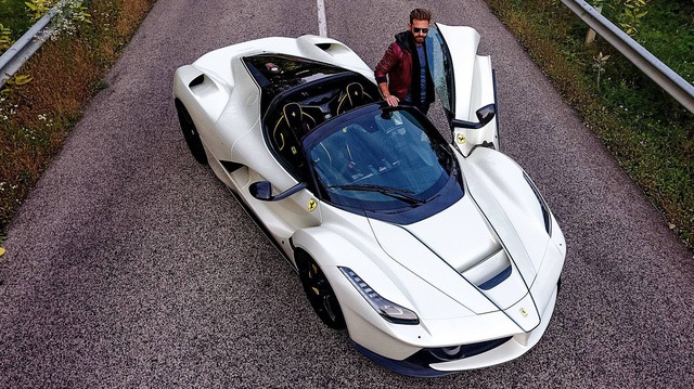 Xem tay lái thử chuyên nghiệp điều khiển Ferrari LaFerrari mui trần "dễ như ăn kẹo"
