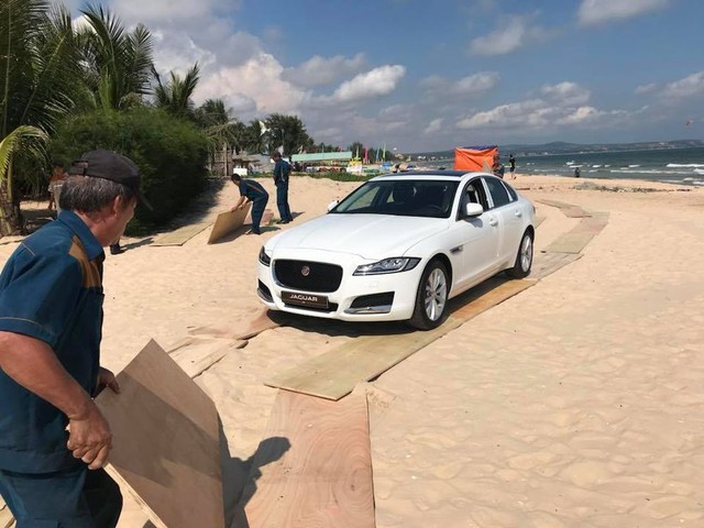 Kỷ niệm ngày cưới, Minh Nhựa tặng xe sang Jaguar XF cho vợ - Ảnh 4.