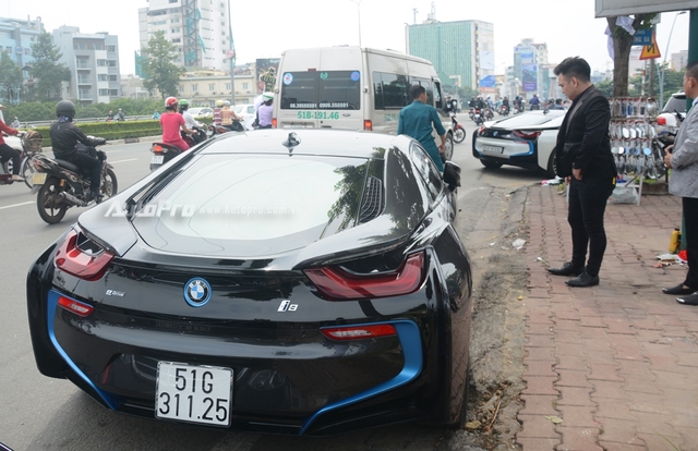 Bộ đôi BMW i8 cùng dàn xe sang tiền tỷ rước dâu tại Sài thành - Ảnh 2.
