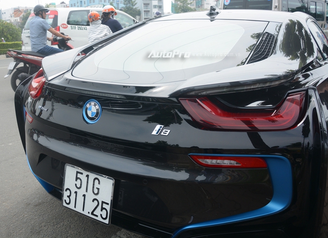Bộ đôi BMW i8 cùng dàn xe sang tiền tỷ rước dâu tại Sài thành - Ảnh 8.