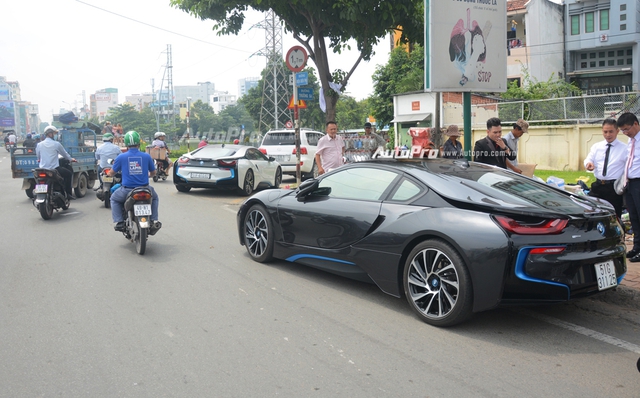 Bộ đôi BMW i8 cùng dàn xe sang tiền tỷ rước dâu tại Sài thành - Ảnh 11.
