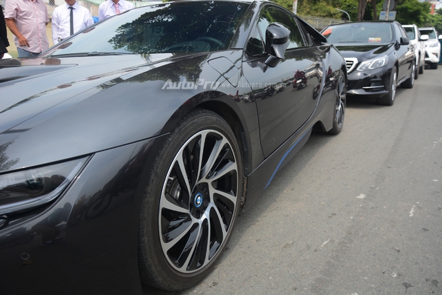 Bộ đôi BMW i8 cùng dàn xe sang tiền tỷ rước dâu tại Sài thành - Ảnh 9.